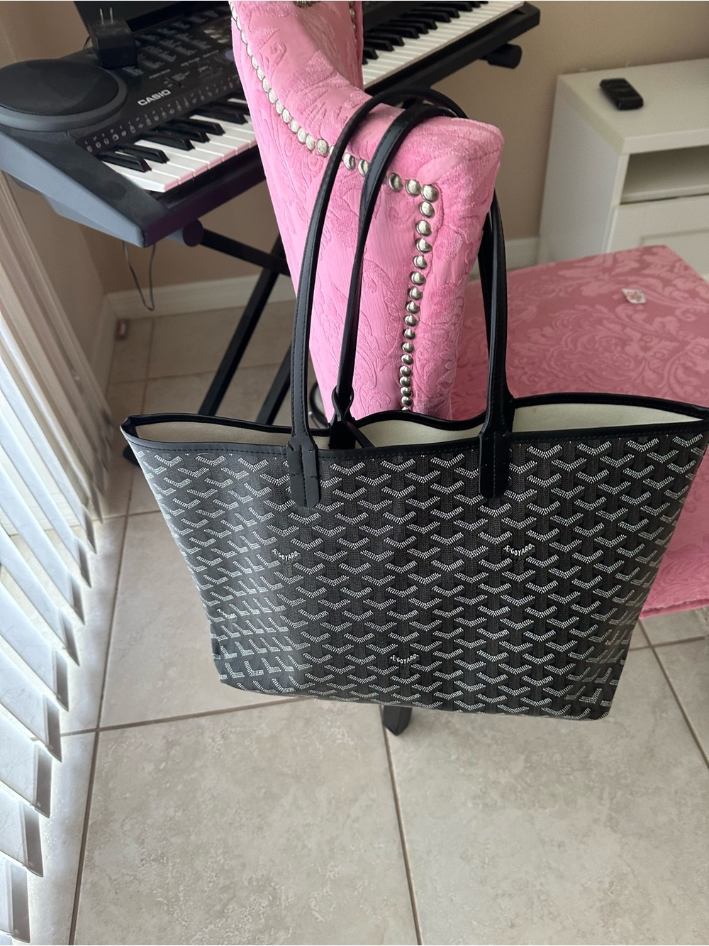Classic Black Patterned Tote Bag - Stylish Everyday Carry - Picture 10 of 13